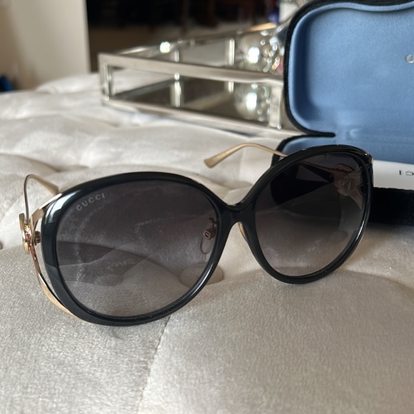 Authentic Gucci Sunglasses - LIKE NEW - Picture 4 of 11